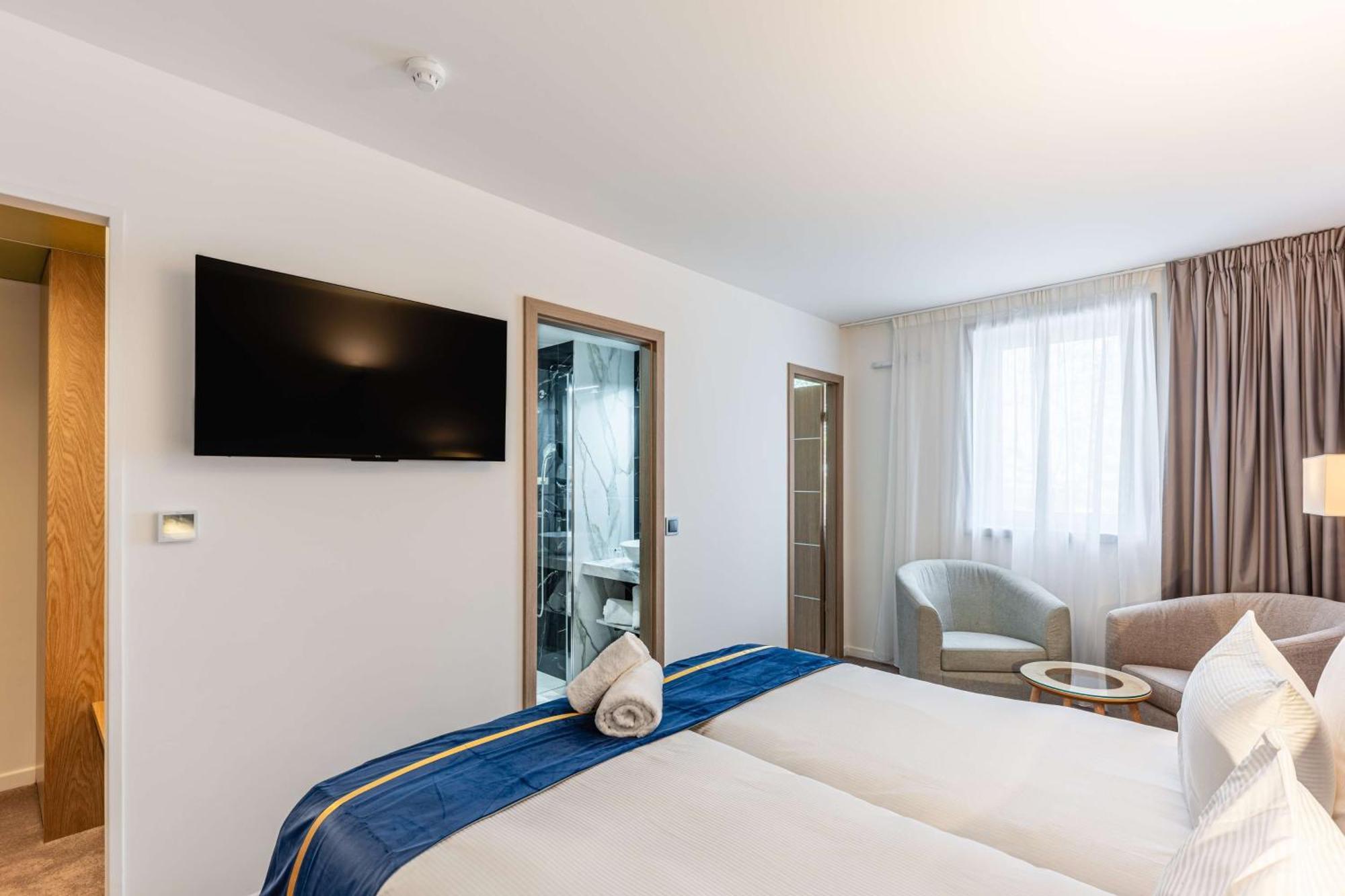 Brit Hotel Privilege Paris Rosny-Sous-Bois Bagian luar foto