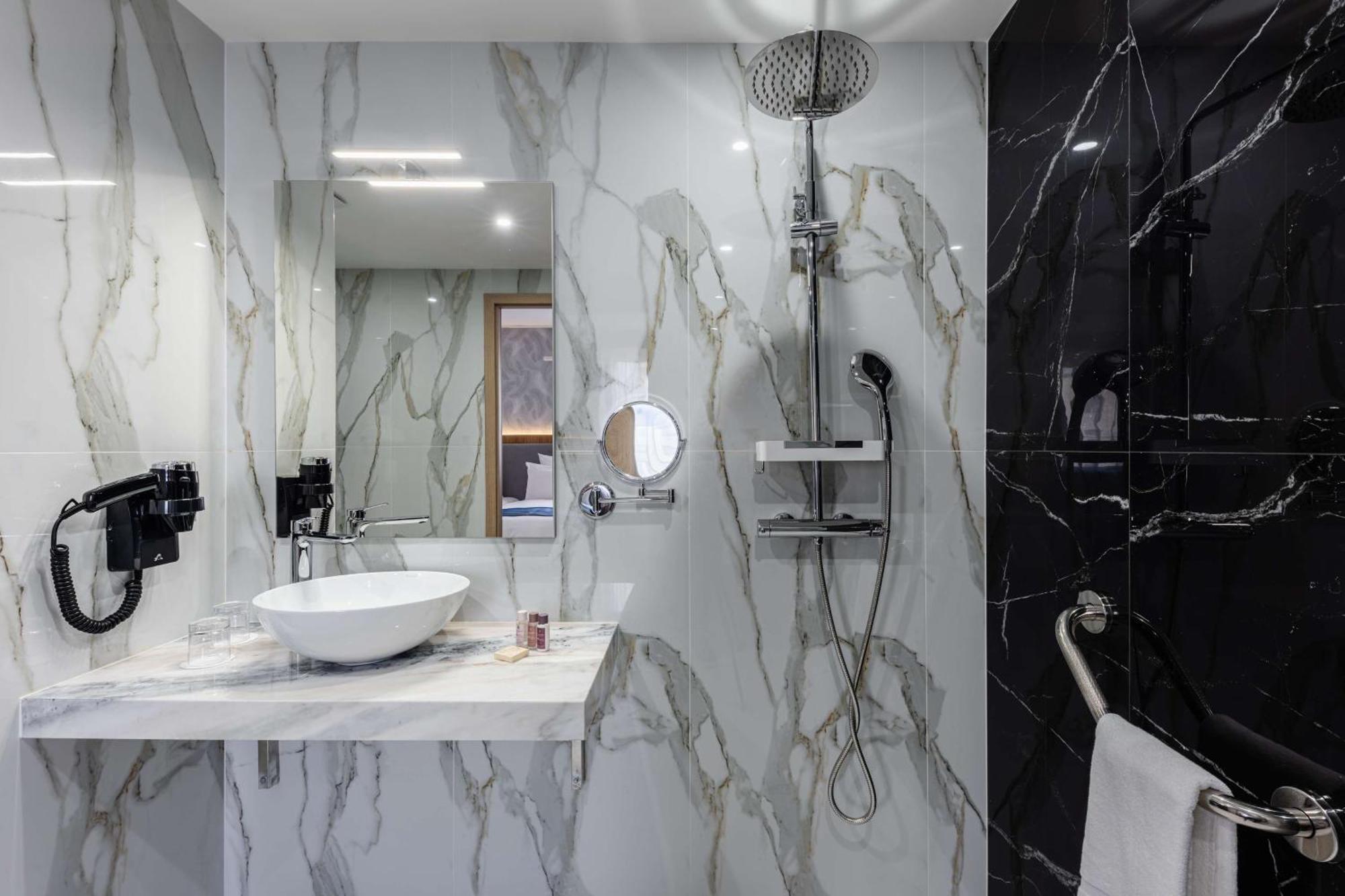 Brit Hotel Privilege Paris Rosny-Sous-Bois Bagian luar foto